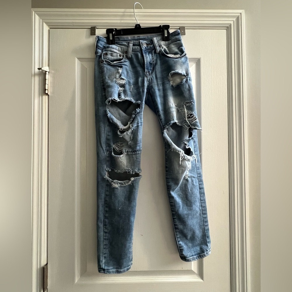 Men’s America Eagle Distressed/Ripped Skinny Jeans. Size 26x28